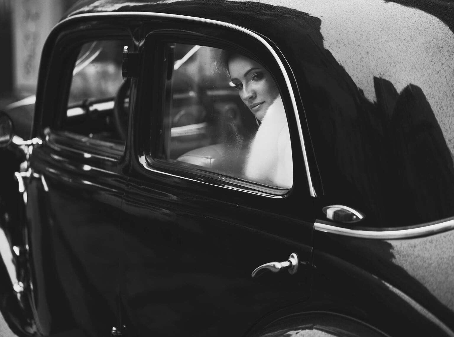 Foto di una donna che guarda fuori dal finestrino in una macchina